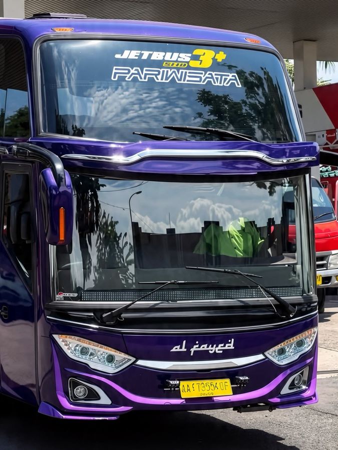 Bus Aghisna Alfayed, close-up depan