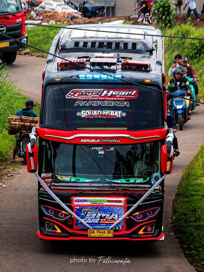 Bus Angel Heart Alfayed, di jalan desa