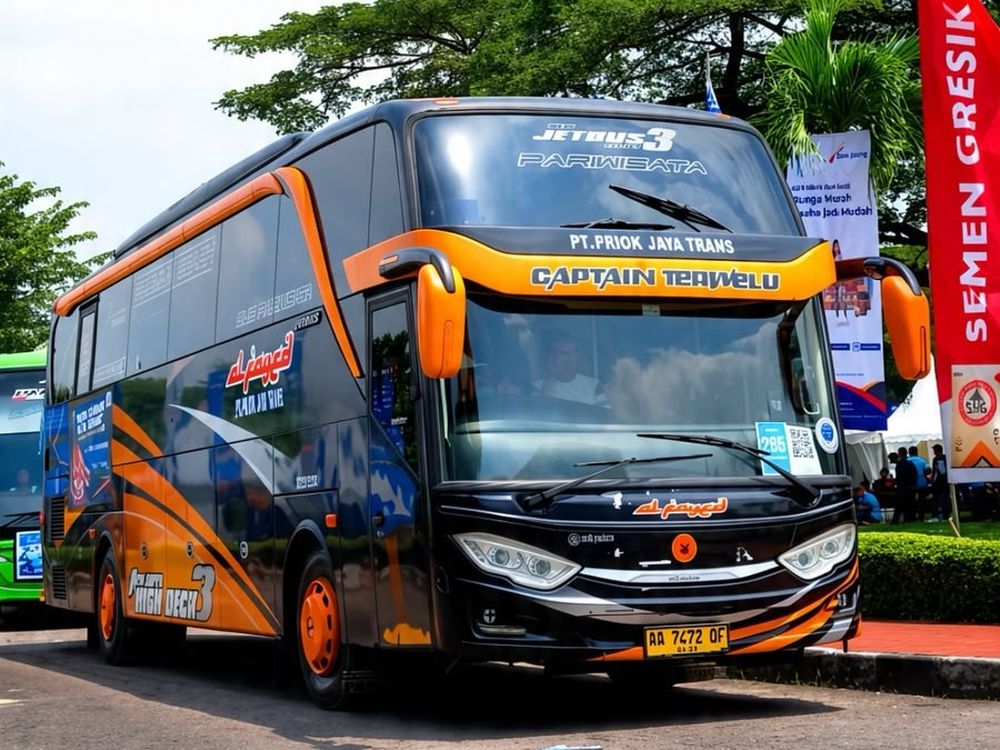 Bus Captain Terwelu Alfayed, tampak samping