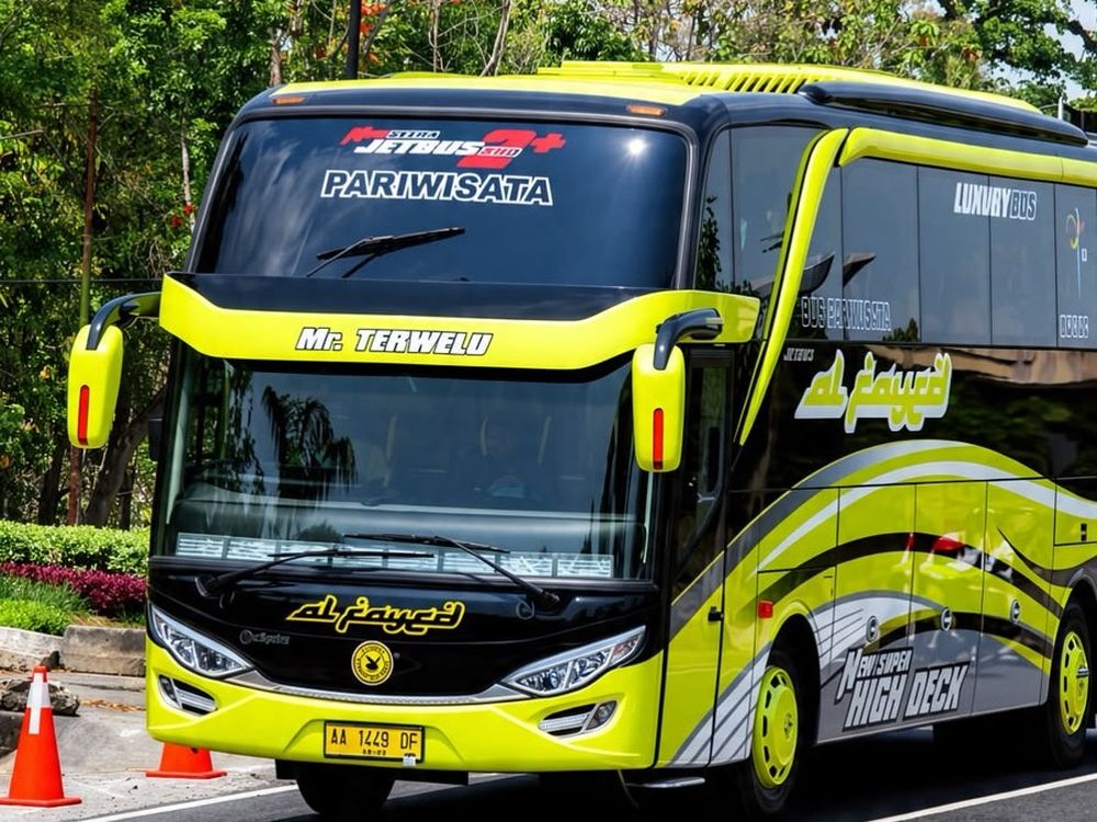 Bus Mr. Terwelu Alfayed, tampak samping
