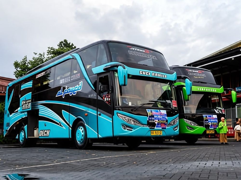 Bus Suci Kamila Alfayed, bersama bus hijau