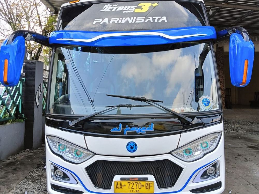 Bus Medium Bus Alfayed, biru · tampak depan