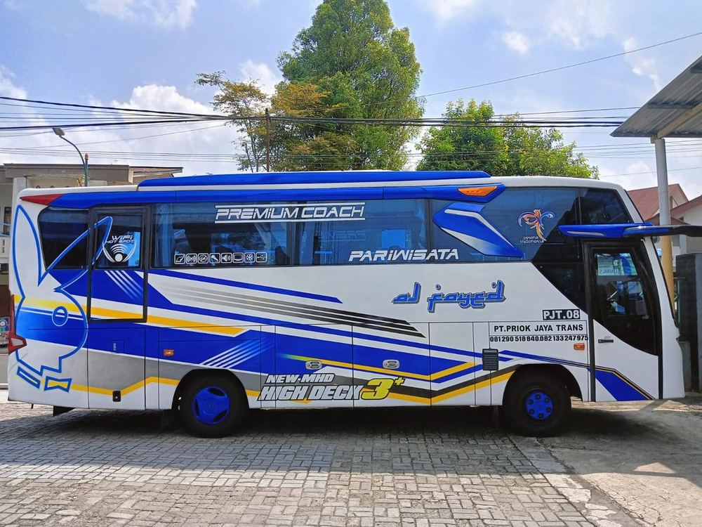 Bus Medium Bus Alfayed, biru · sisi pintu