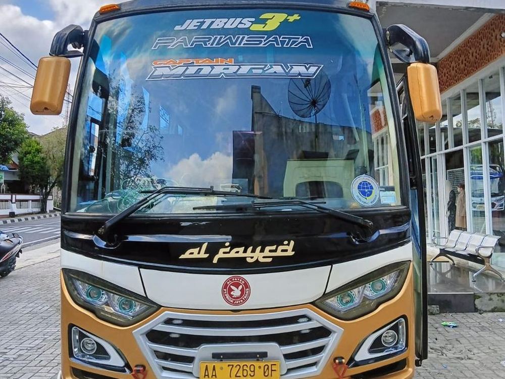 Bus Medium Bus Alfayed, emas · tampak depan