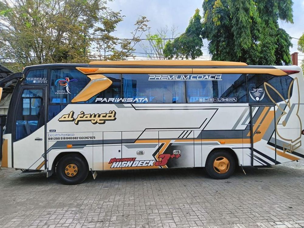 Bus Medium Bus Alfayed, livery emas